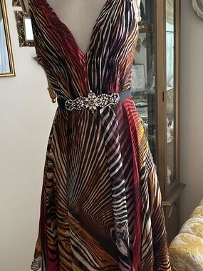 Jan’s Boutique Elegant Multi-Color V-Neck Evening Dress SZ 4. C:989 5/27/26